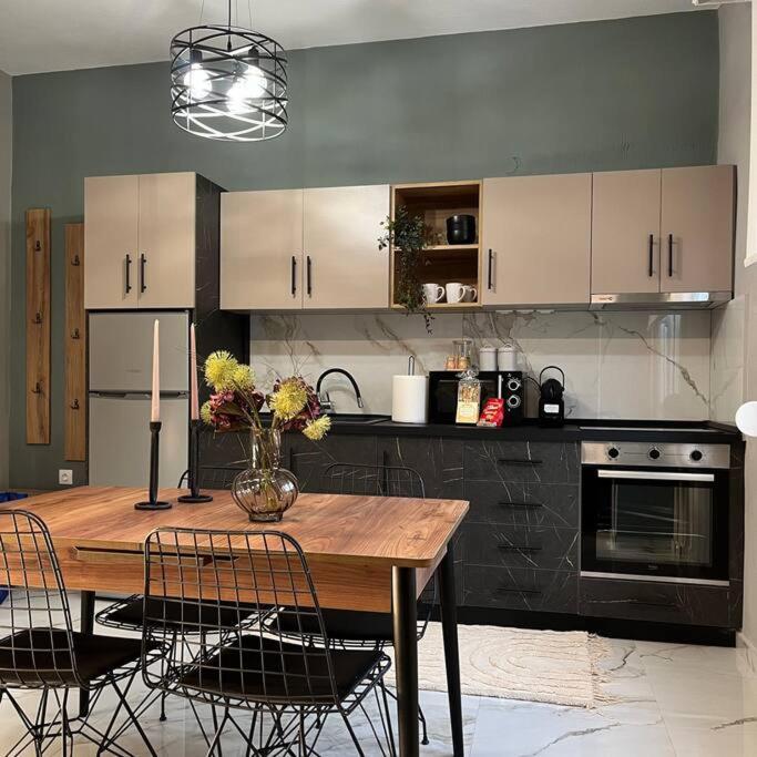 Km Ethnikis Amynis A Apartment Drama Luaran gambar