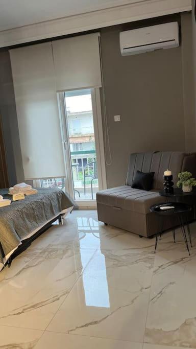 Km Ethnikis Amynis A Apartment Drama Luaran gambar